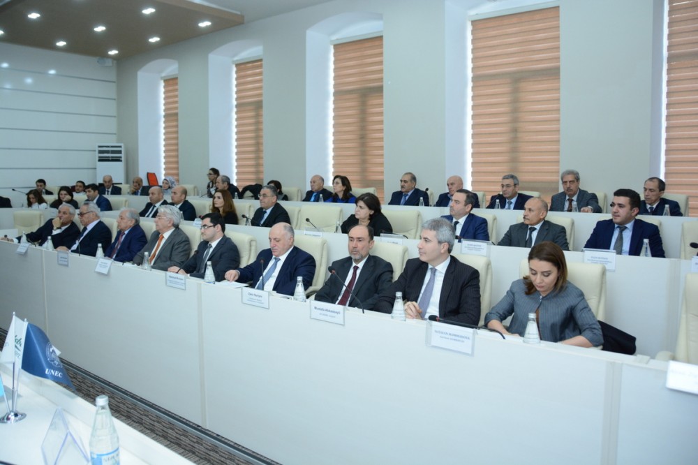 Sahibkarlığın inkişafında vergi siyasəti müzakirə olunub - FOTO